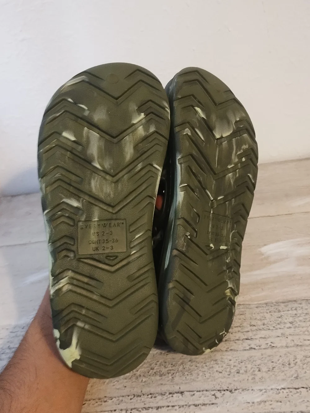 Totes Everywear Clogs Kids Size u.s.a 2-3/UK 2-3  green  Slip On good condition